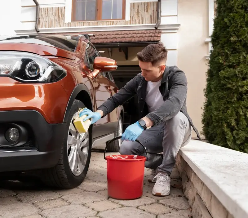 Lavage auto à domicile Grouches-Luchuel : professionnel intervenant sur un véhicule